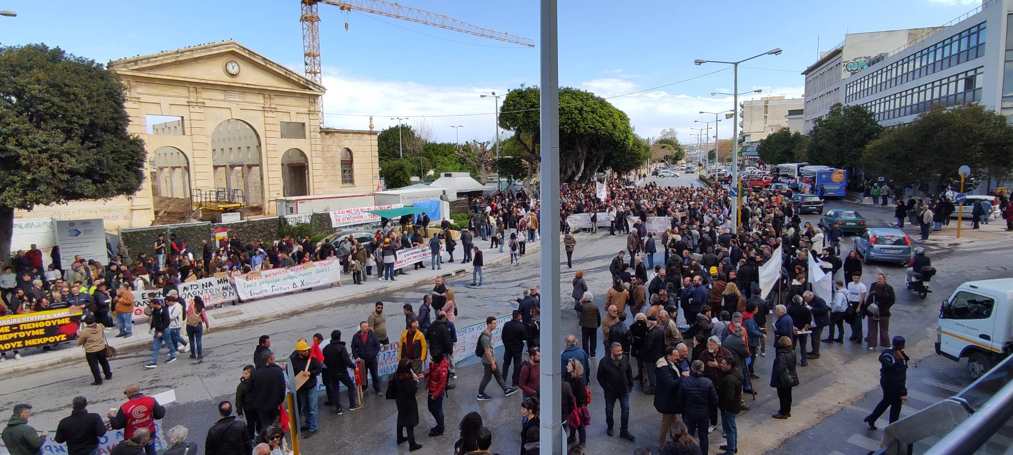 Μαζική και δυναμική η συγκέντρωση για την τραγωδία στα Τέμπη στα Χανιά