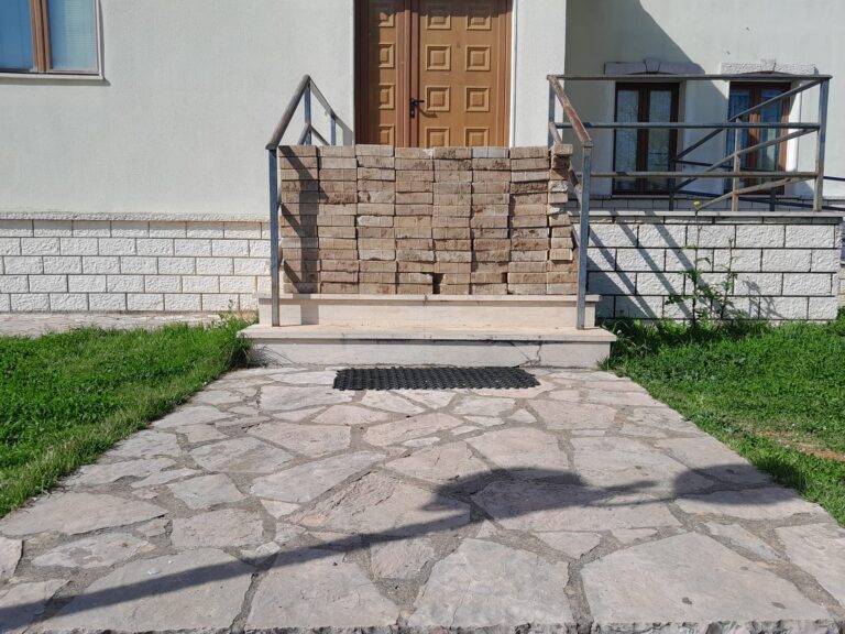 Πέρδικα Θεσπρωτίας: “Έχτισαν” με πέτρες τις εισόδους του Κοινοτικού Γραφείου