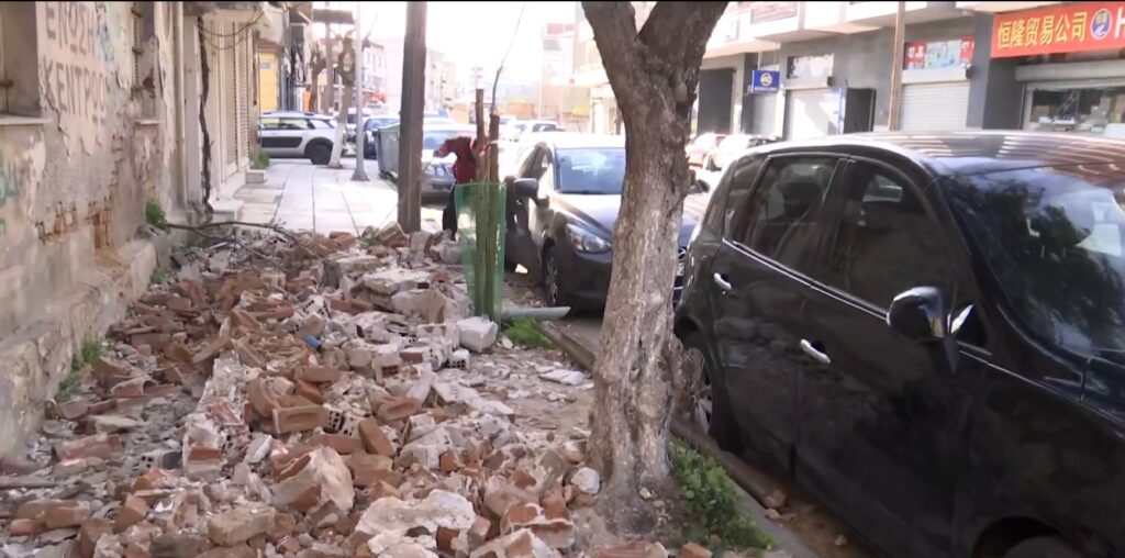 Θεσσαλονίκη: Κατέρρευσε σκεπή από εγκαταλελειμμένο σπίτι στην οδό Γιαννιτσών (φωτο & video)