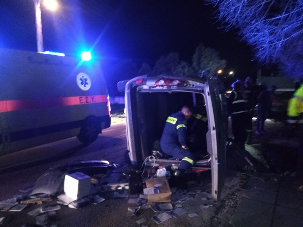 Θεσσαλονίκη: Τροχαίο ατύχημα με έναν τραυματία έξω από τη Λητή- Εθελοντές διασώστες απεγκλώβισαν τον οδηγό (φωτο)