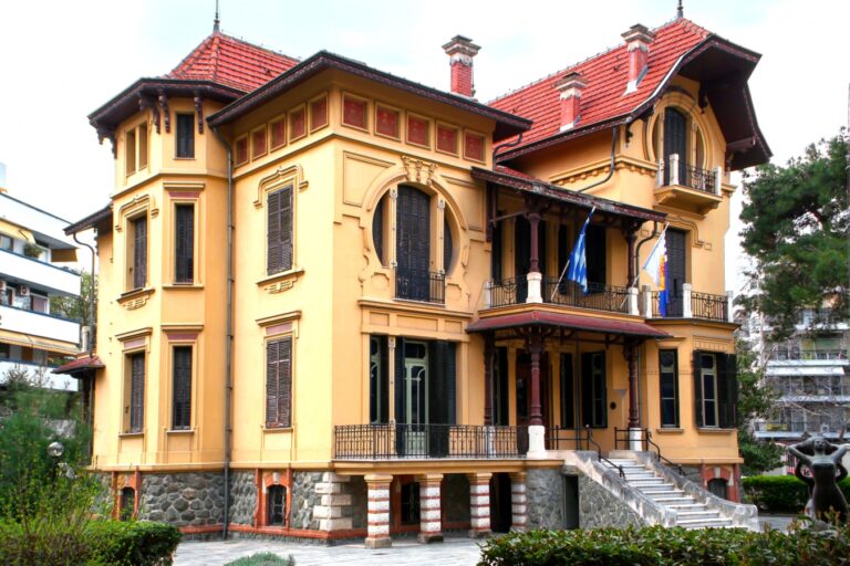 “Ένα εικαστικό μυθιστόρημα για τη Θεσσαλονίκη”: Ομαδική έκθεση ζωγραφικής στη Δημοτική Πινακοθήκη