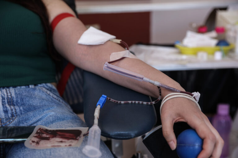 Πού μπορώ να προσφέρω αίμα για τους τραυματίες των Τεμπών