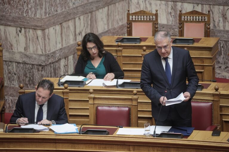 «Πληρωμένες» πτυχιακές εργασίες: ‘Εγγραφο Θεοδωρικάκου στη Βουλή- Τι καταγγέλλει η ΟΙΕΛΕ