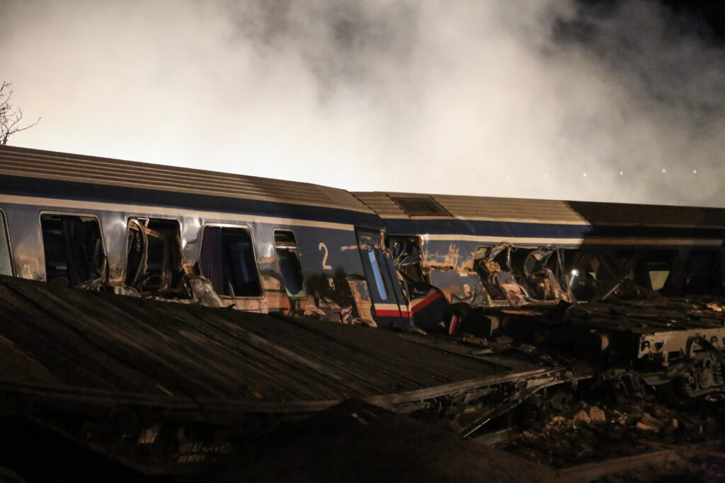 Σύγκρουση τρένων στα Τέμπη: Γερανοφόρα οχήματα και μηχανουργοί στο σημείο