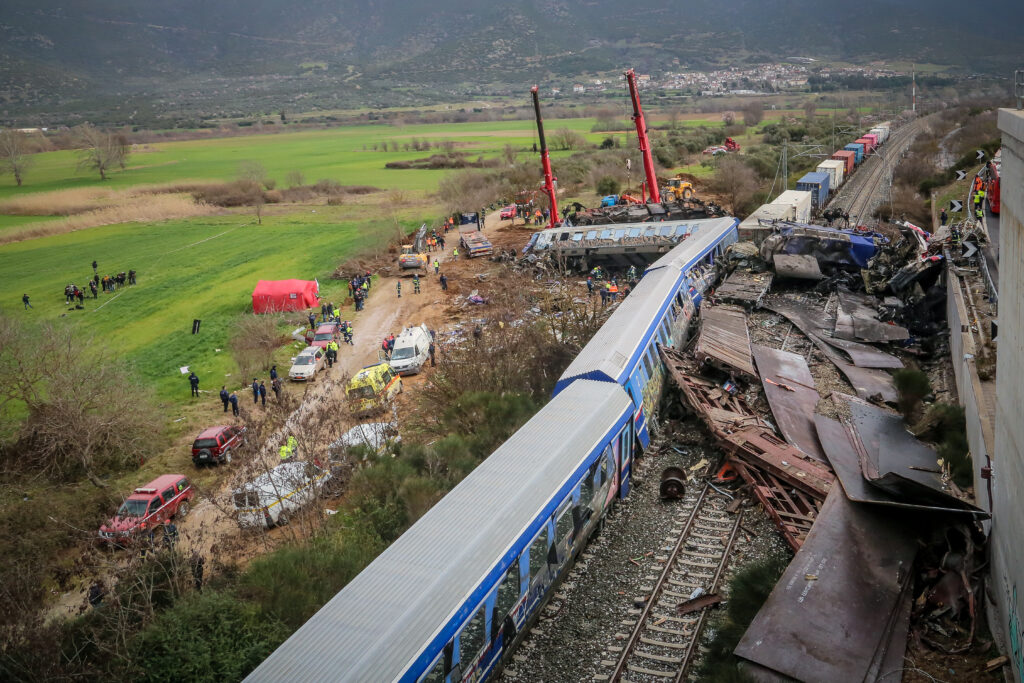 Σιδηροδρομικό δυστύχημα στα Τέμπη: Δύσκολες ώρες για συγγενείς και επιζώντες – Παραλαμβάνουν αποσκευές & προσωπικά αντικείμενα
