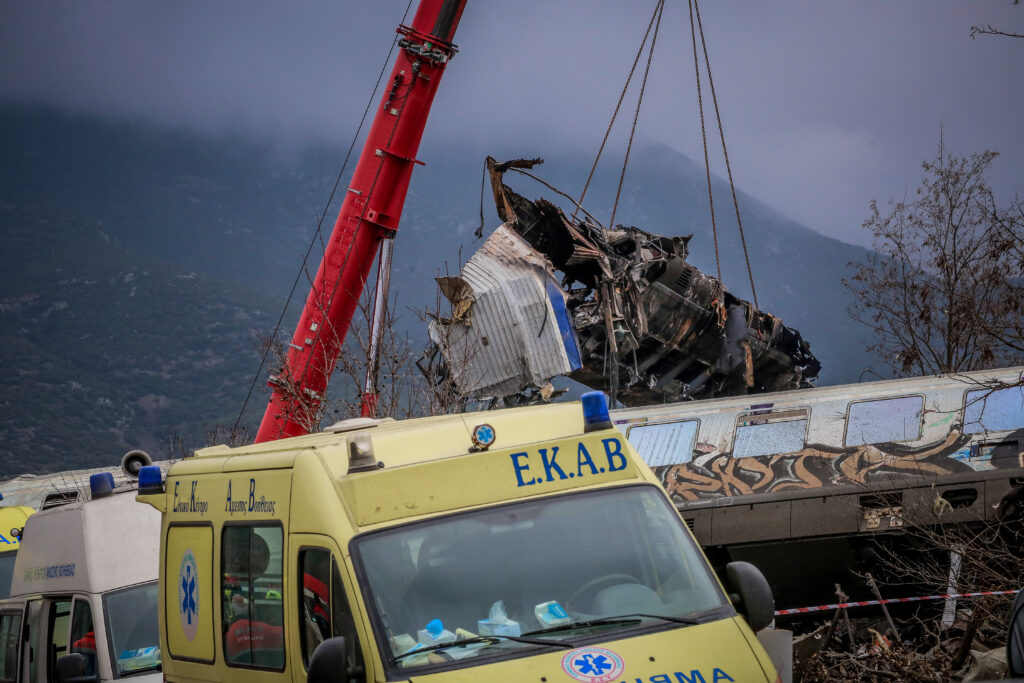 Οι διαστάσεις του δυστυχήματος της σύγκρουσης των τρένων στα Τέμπη, μέσα από συγκλονιστικές φωτογραφίες