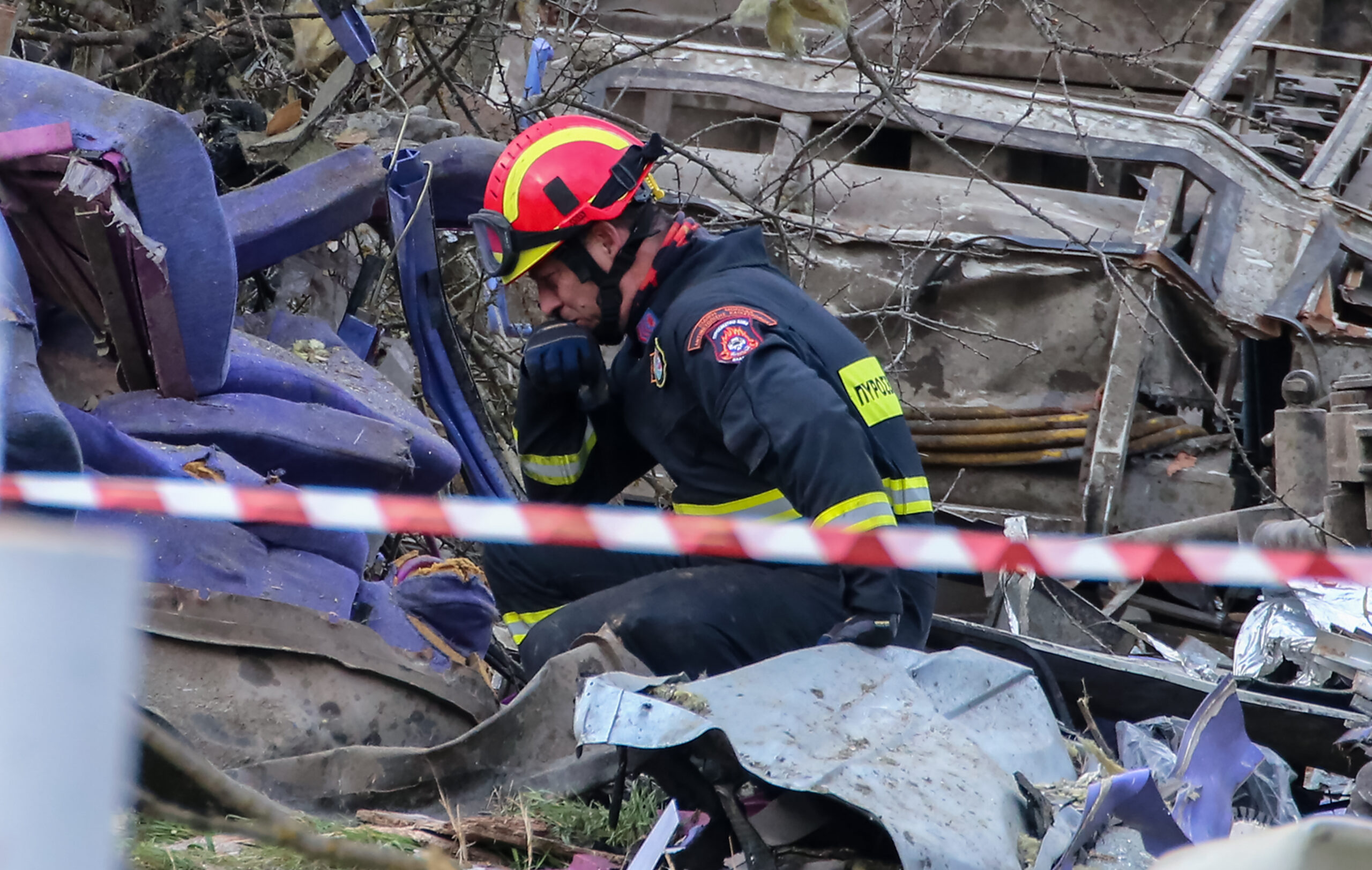 Σύγκρουση τρένων στα Τέμπη: Συνεχίζεται η επιχείρηση στα συντρίμμια – Πιάνουν δουλειά τα γερανοφόρα οχήματα