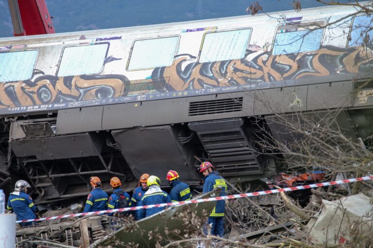 Σύγκρουση τρένων Τέμπη: Στο πένθος η χώρα, μετρά δεκάδες νεκρούς