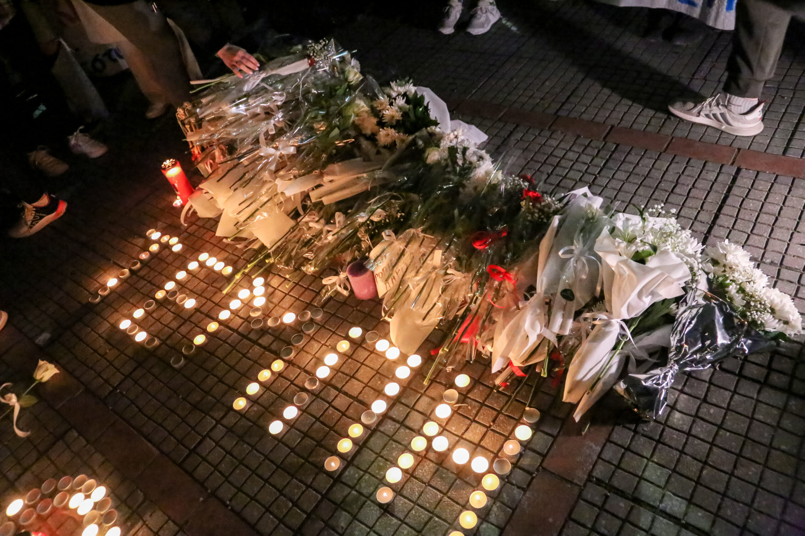 Μνημείο για τα θύματα των Τεμπών στην πλατεία ΟΣΕ από τον Δήμο Λαρισαίων