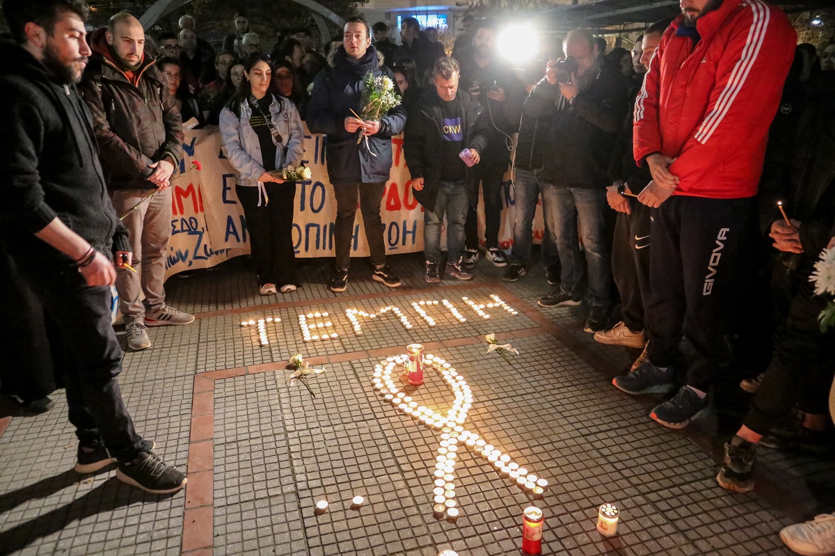 ΚΟΣΜΟΣ ΑΦΗΝΕΙ ΛΟΥΛΟΥΔΙΑ ΚΑΙ ΑΝΑΒΕΙ ΚΕΡΑΚΙΑ ΣΤΟ ΣΤΑΘΜΟ ΤΟΥ ΟΣΕ ΛΑΡΙΣΑΣ (ΛΕΩΝΙΔΑΣ ΤΖΕΚΑΣ / EUROKINISSI)