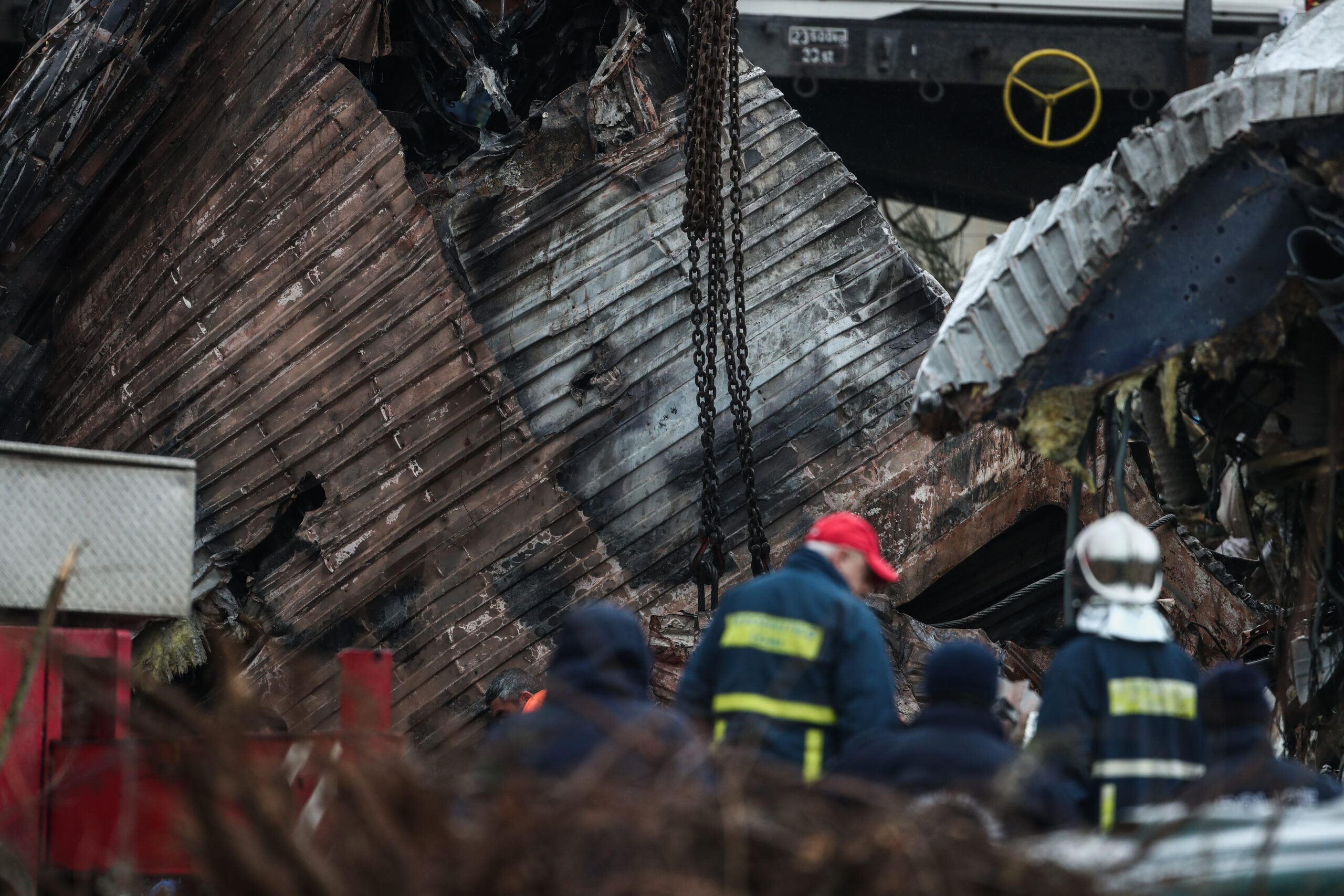 Σύγκρουση τρένων στα Τέμπη: Τουλάχιστον 46 οι νεκροί – Απανθρακωμένες σοροί στο βαγόνι του εστιατορίου