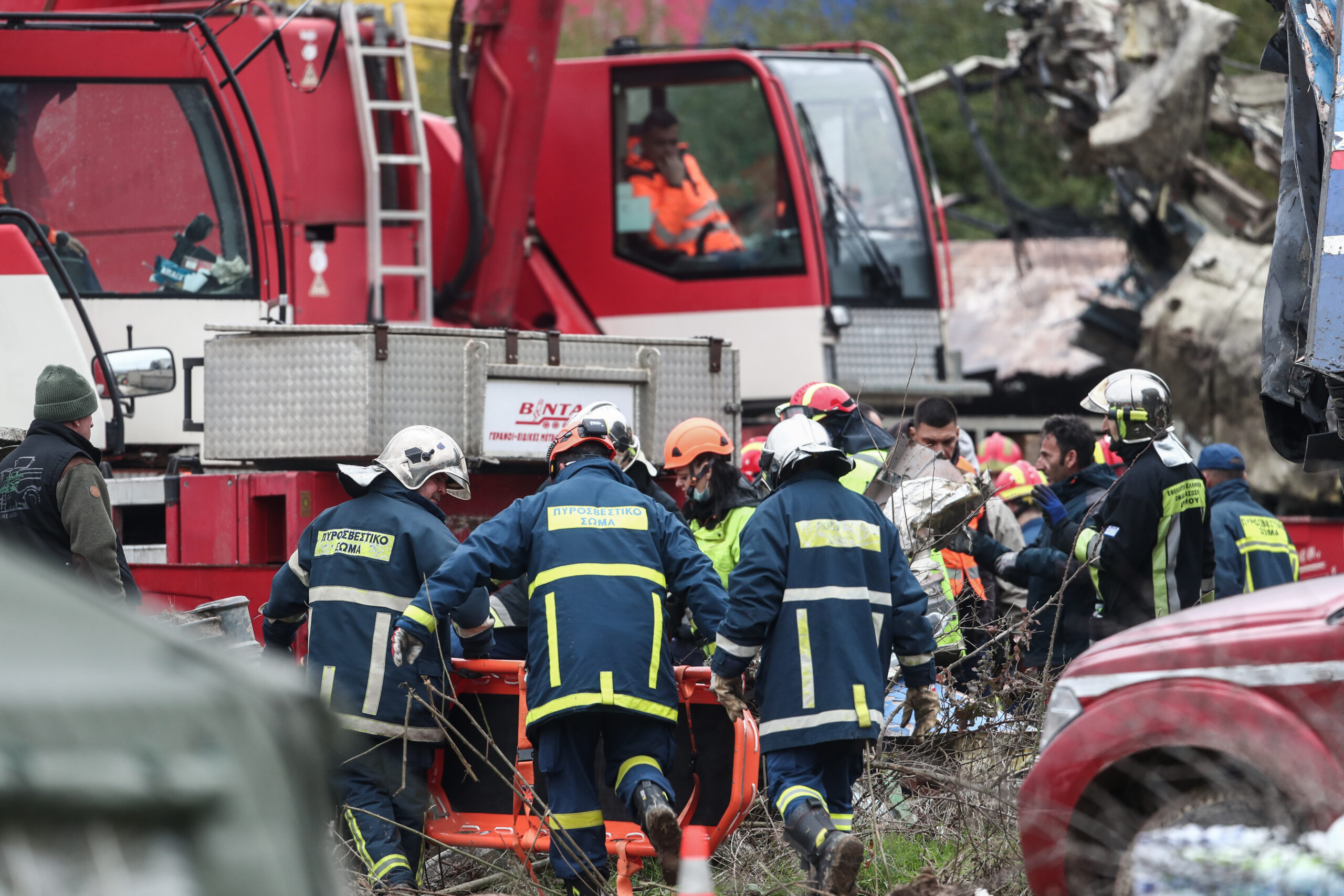 Τέμπη: Επιχειρούν στα συντρίμμια τα γερανοφόρα – Έως το μεσημέρι η ταυτοποίηση των σορών