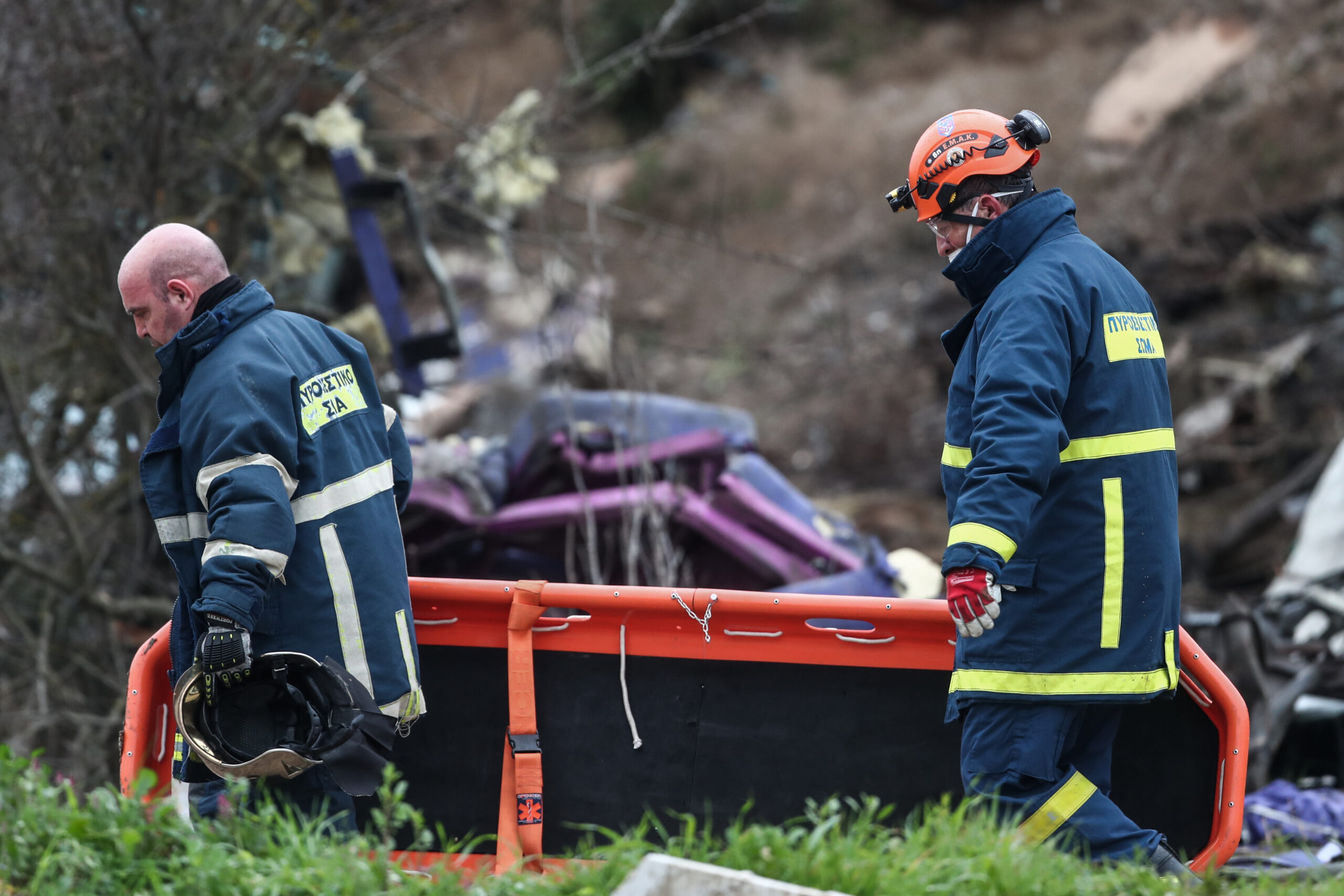 Τέμπη: Επιχειρούν στα συντρίμμια τα γερανοφόρα – Έως το μεσημέρι η ταυτοποίηση των σορών