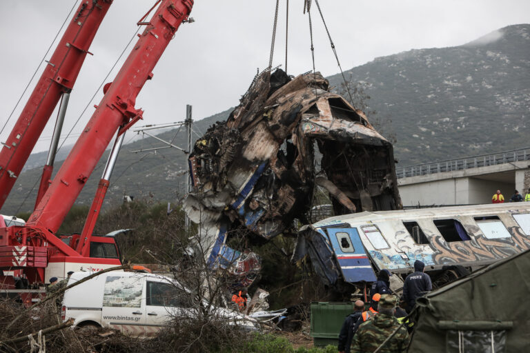 Σιδηροδρομικό δυστύχημα στα Τέμπη – Χρ. Τριαντόπουλος: 51 σοροί έχουν παραδοθεί – Απομακρύνθηκαν 24 βαγόνια 2.000 τόνων