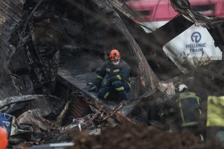 Σύγκρουση τρένων στα Τέμπη: Τουλάχιστον 46 οι νεκροί – Απανθρακωμένες σοροί στο βαγόνι του εστιατορίου
