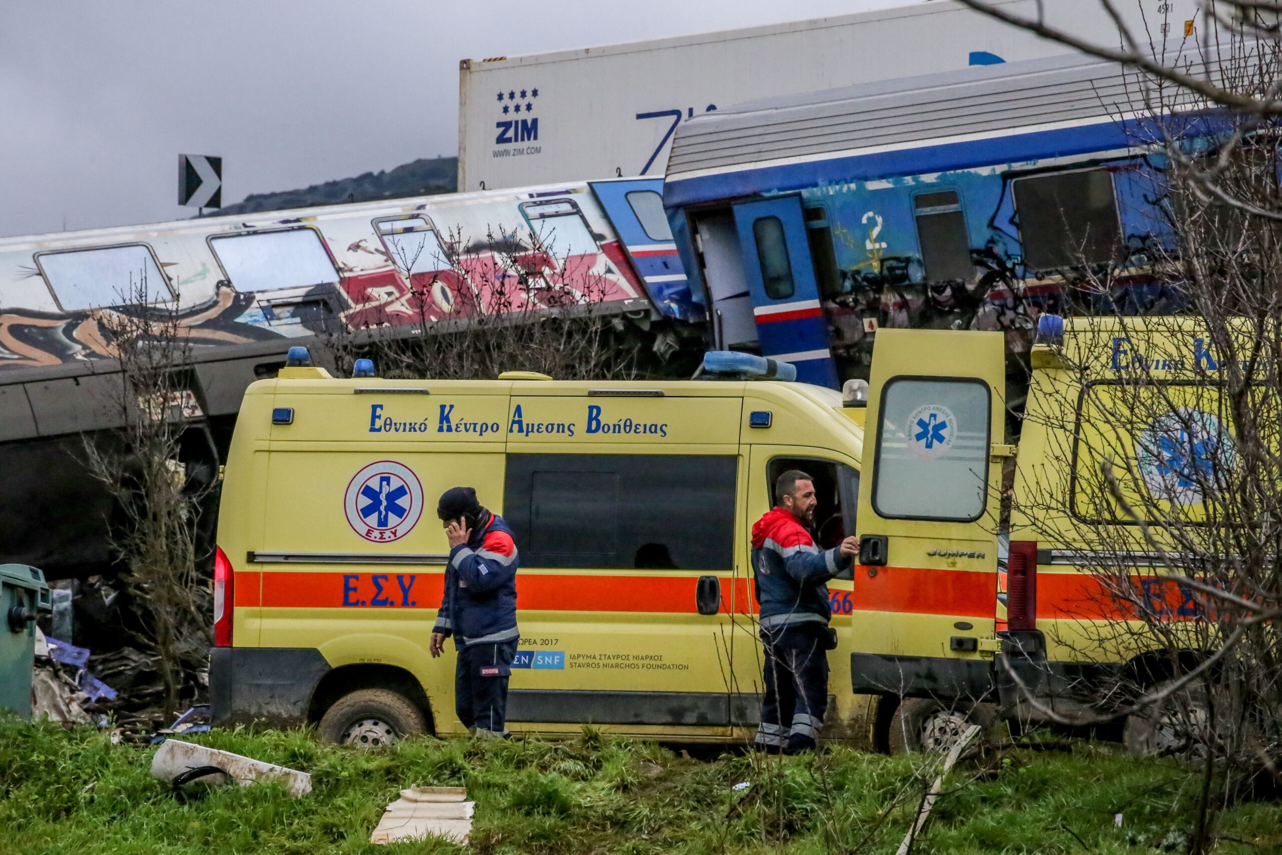 Σύγκρουση τρένων στα Τέμπη: Επιχείρηση ανύψωσης του τρίτου βαγονιού