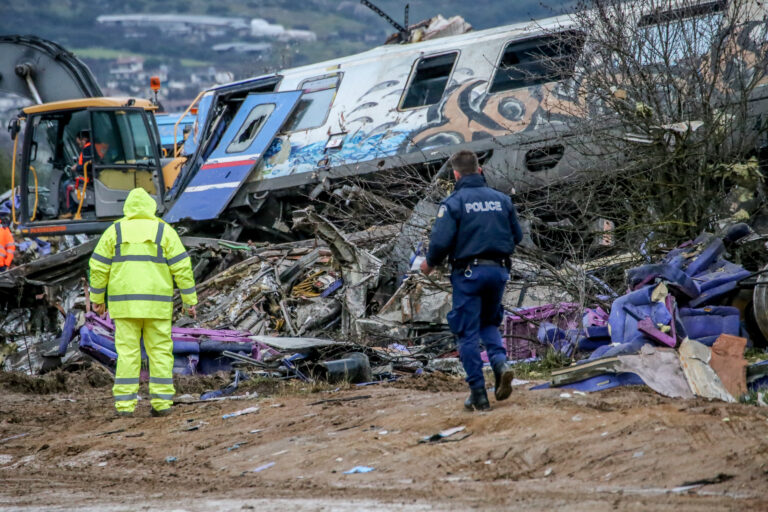 Η τελευταία πράξη του δράματος στα Τέμπη – Από τα εγκληματολογικά εργαστήρια της ΕΛΑΣ οι ταυτοποιήσεις