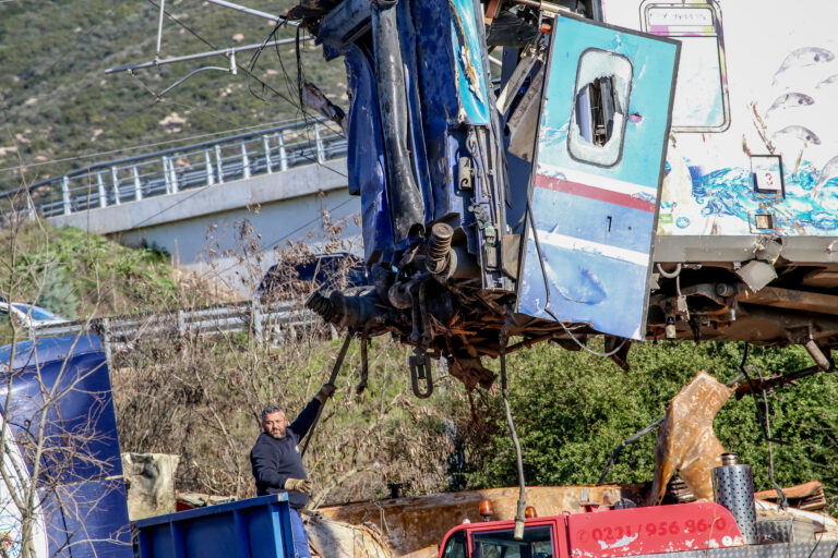 Σιδηροδρομικό δυστύχημα στα Τέμπη: Διώξεις κατά του επιθεωρητή του ΟΣΕ και άλλων δύο  σταθμαρχών – Αναζητούνται οι ιατρικοί φάκελοι