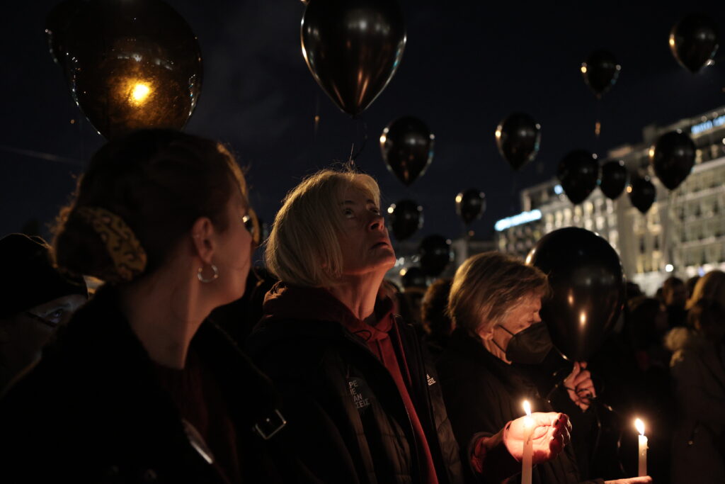 «Πάρε με όταν φτάσεις»: Εικόνες από τη σιωπηλή διαμαρτυρία στο Σύνταγμα