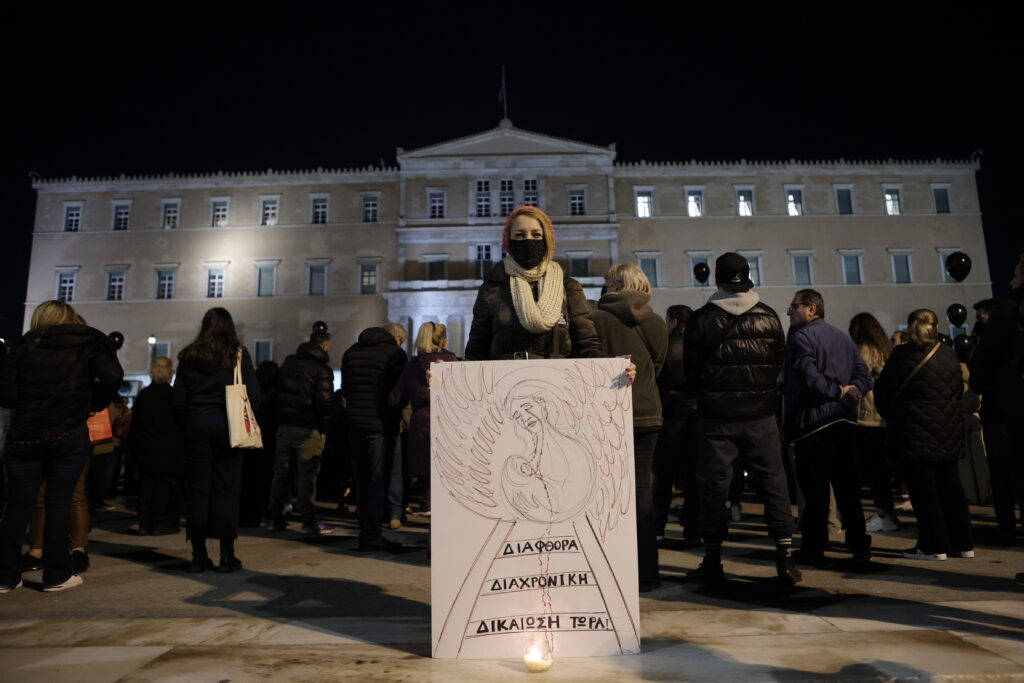 «Πάρε με όταν φτάσεις»: Εικόνες από τη σιωπηλή διαμαρτυρία στο Σύνταγμα