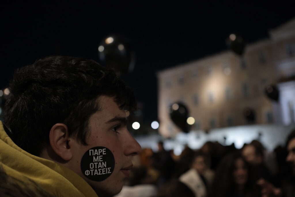 «Πάρε με όταν φτάσεις»: Εικόνες από τη σιωπηλή διαμαρτυρία στο Σύνταγμα
