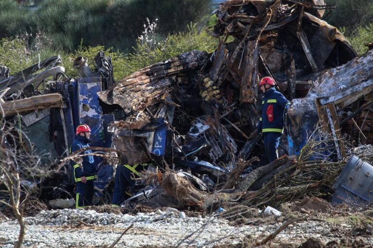 Σιδηροδρομικό δυστύχημα στα Τέμπη: Αντίστροφη μέτρηση για λήξη ερευνών στον τόπο της τραγωδίας – Παραδόθηκαν 50 σοροί