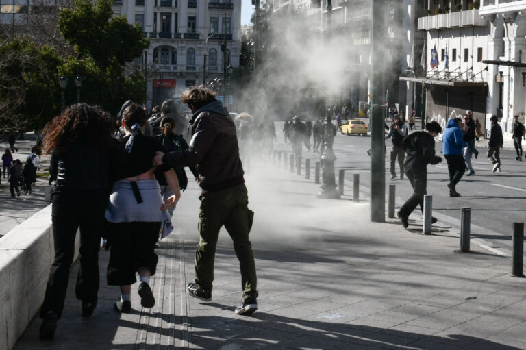 ΣΥΡΙΖΑ: Δακρυγόνα στο Σύνταγμα – Τόση ήταν η ειλικρίνεια της συγγνώμης του κ. Μητσοτάκη