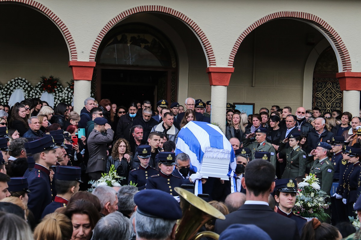 Σιδηροδρομική τραγωδία στα Τέμπη: Ξεχειλίζει ο πόνος στις κηδείες των θυμάτων – Μνημόσυνο σε όλους τους ναούς