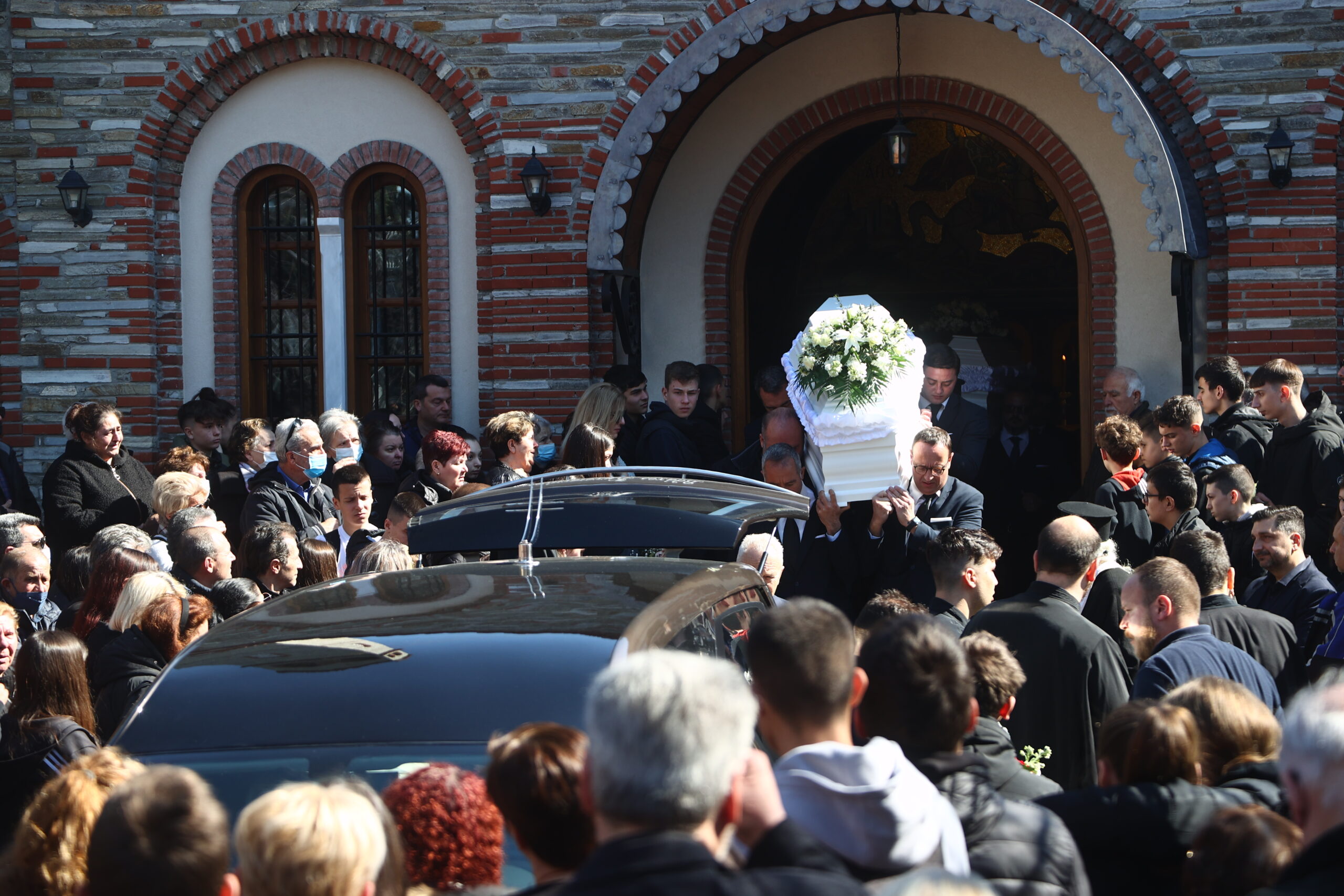 Σύγκρουση τρένων Τέμπη: Ασύλληπτος πόνος στις κηδείες των θυμάτων – Όλη η πόλη στο τελευταίο «αντίο»