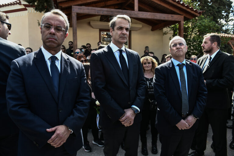 Σιδηροδρομικό δυστύχημα στα Τέμπη: Το τελευταίο αντίο στον μηχανοδηγό της εμπορικής αμαξοστοιχίας – Στην κηδεία ο Κ. Μητσοτάκης