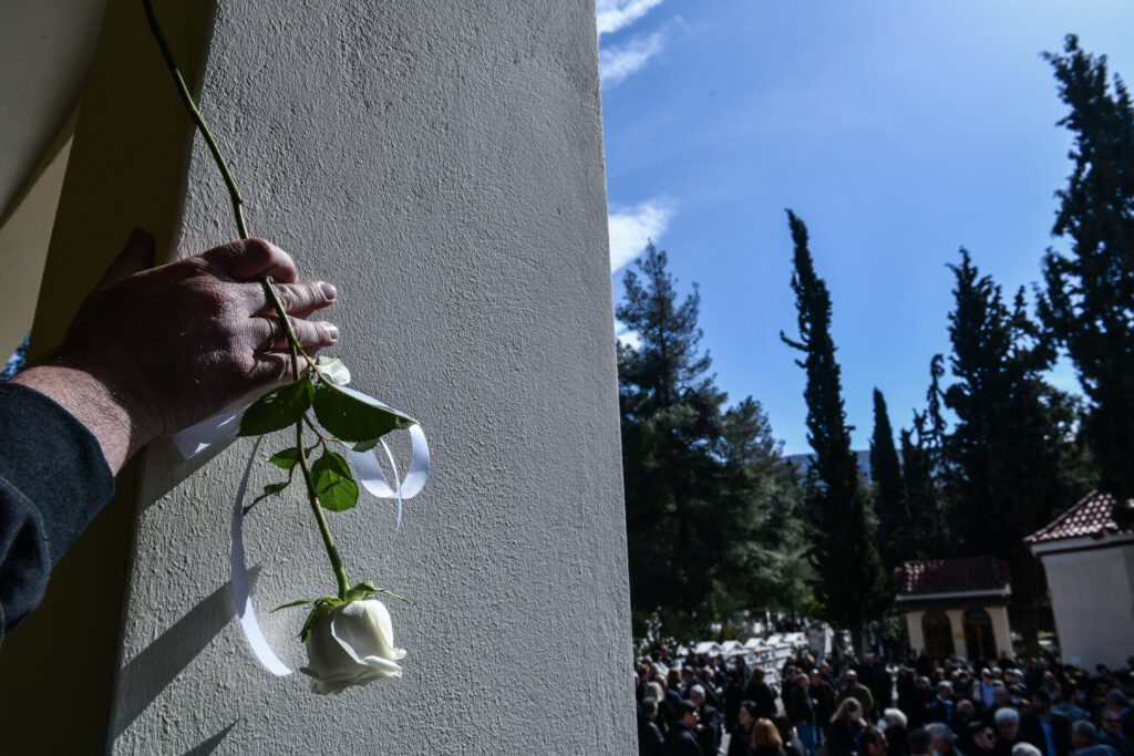 Σιδηροδρομικό δυστύχημα στα Τέμπη: Το τελευταίο αντίο στον μηχανοδηγό της εμπορικής αμαξοστοιχίας – Στην κηδεία ο Κ. Μητσοτάκης