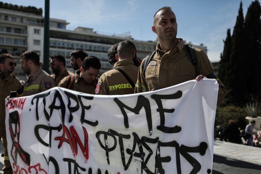 Με μαύρα περιβραχιόνια οι εποχικοί πυροσβέστες στο Σύνταγμα