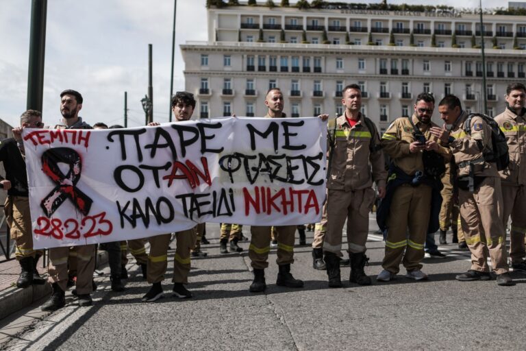 Με μαύρα περιβραχιόνια οι εποχικοί πυροσβέστες στο Σύνταγμα