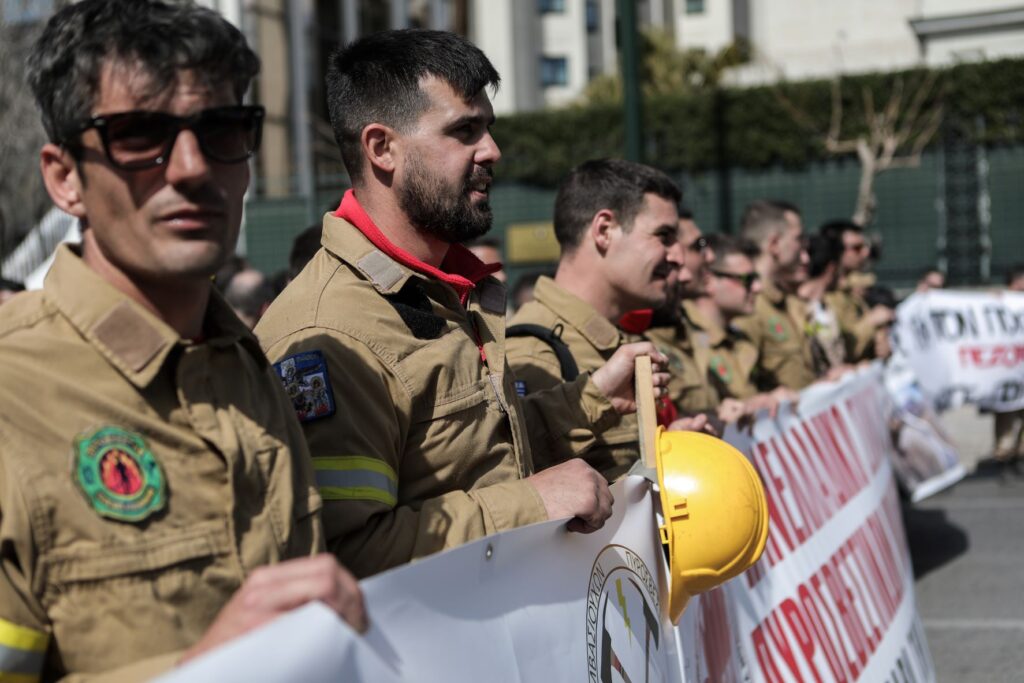 Με μαύρα περιβραχιόνια οι εποχικοί πυροσβέστες στο Σύνταγμα