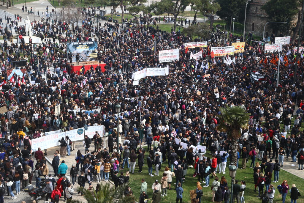 Μαζική συμμετοχή και συνθήματα οργής στα συλλαλητήρια για τα Τέμπη – Κυκλοφοριακές ρυθμίσεις