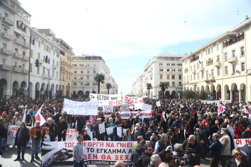 Μαζική συμμετοχή και συνθήματα οργής στα συλλαλητήρια για τα Τέμπη – Κυκλοφοριακές ρυθμίσεις