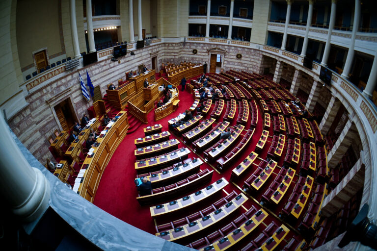 Βουλή: Αντιπαράθεση με αφορμή την πανελλαδική διαμαρτυρία για την τραγωδία στα Τέμπη