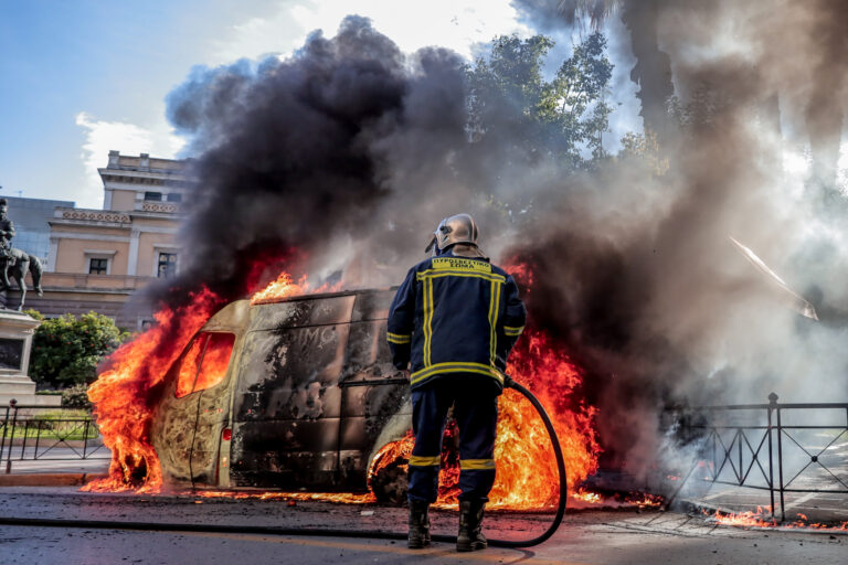 Επεισόδια στο κέντρο της Αθήνας με μολότοφ, πέτρες και χημικά