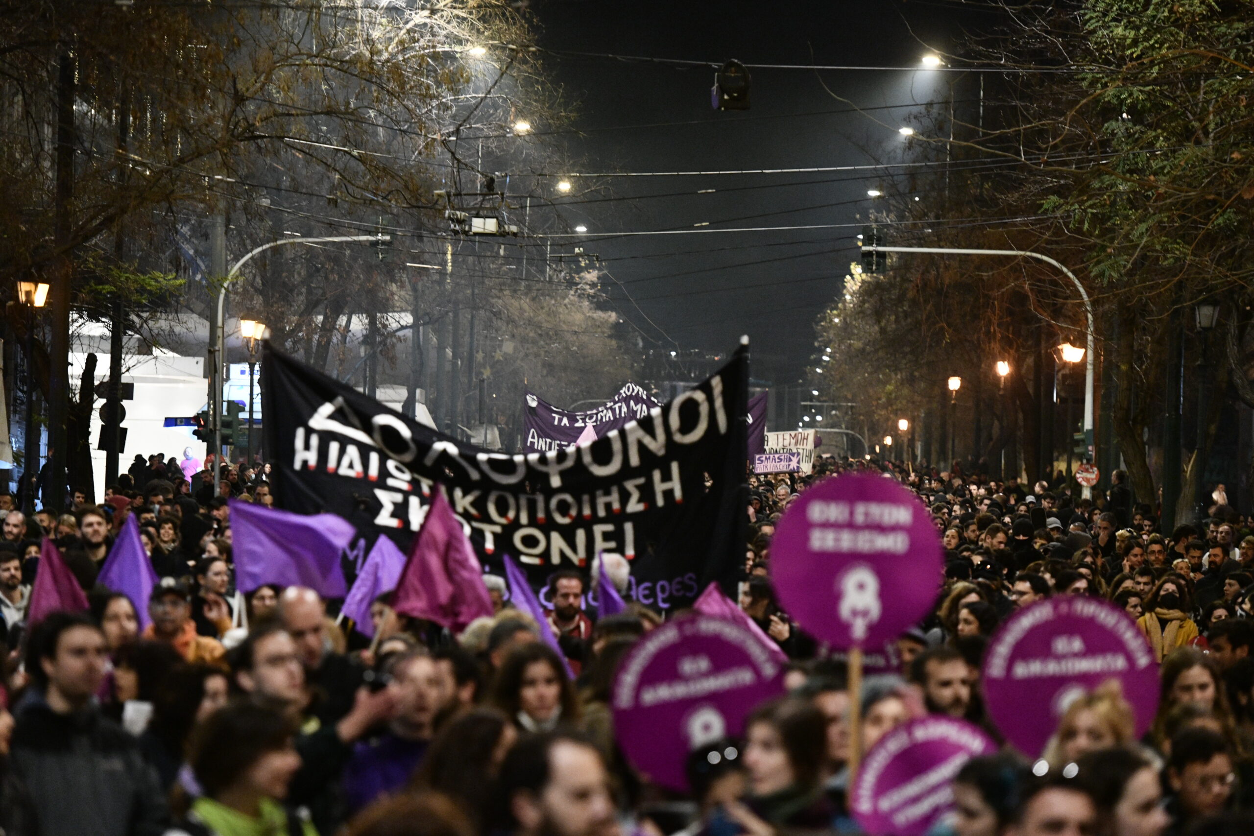 Μικροεπεισόδια στην πορεία διαμαρτυρίας για τα Τέμπη και την ημέρα της Γυναίκας