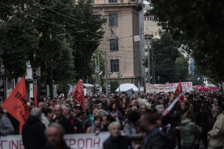 Σε απεργιακό κλοιό η χώρα: Χιλιάδες διαδηλωτές στις πορείες