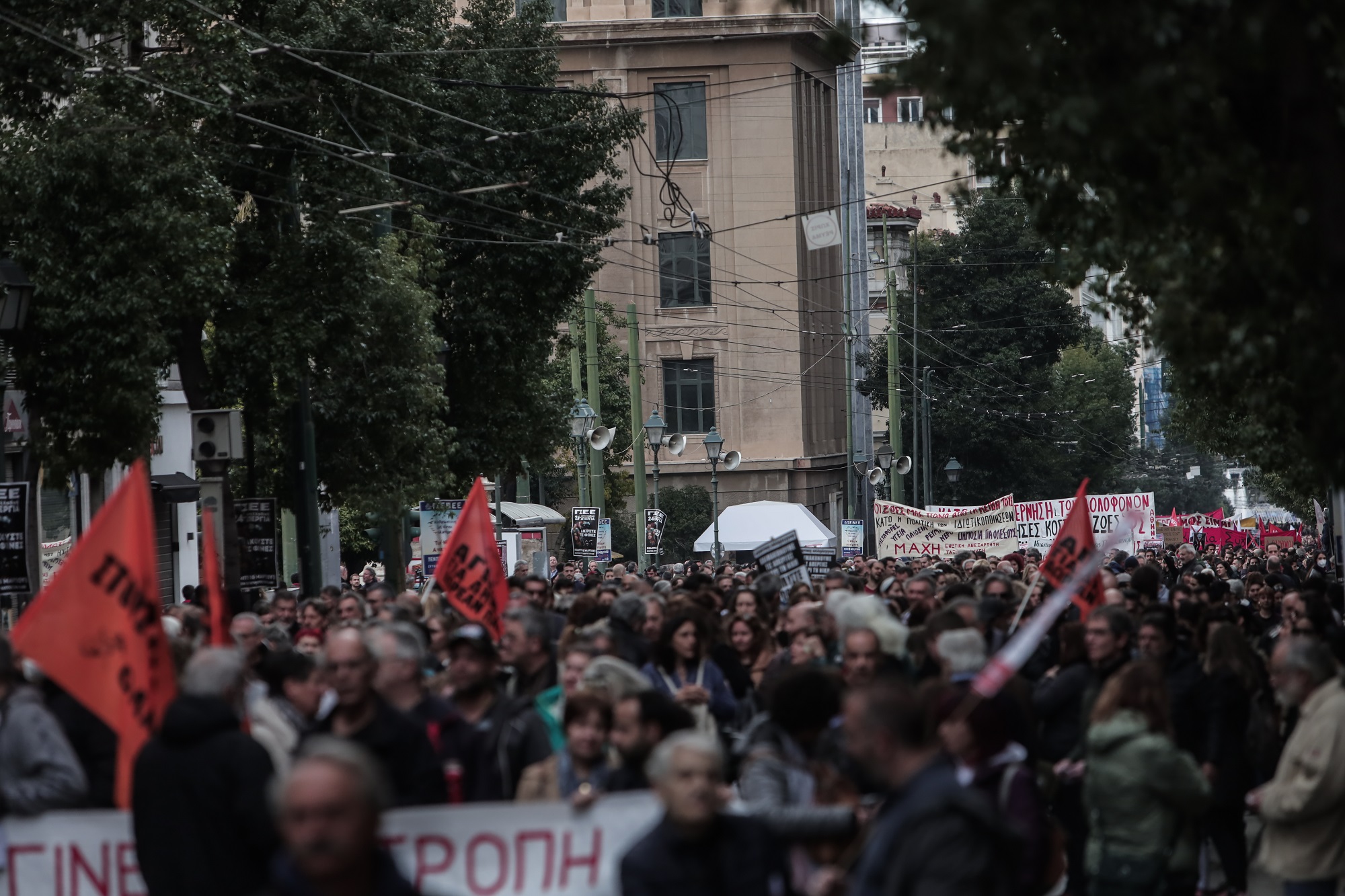 Σε απεργιακό κλοιό η χώρα: Μαζικές πορείες – Επεισόδια μετά το συλλαλητήριο στο κέντρο της Αθήνας