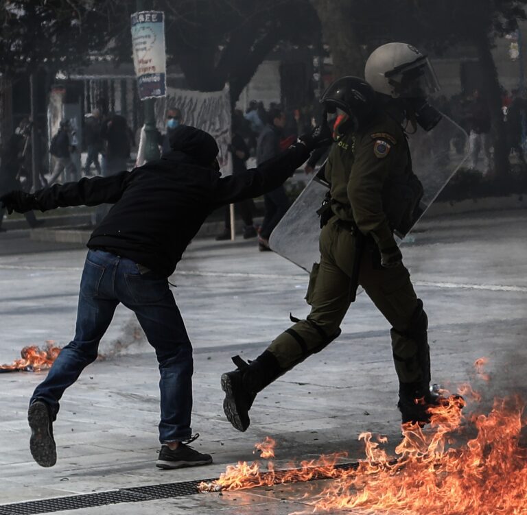 Επεισόδια στα κέντρο της Αθήνας μετά τα συλλαλητήρια – Έγιναν 10 προσαγωγές
