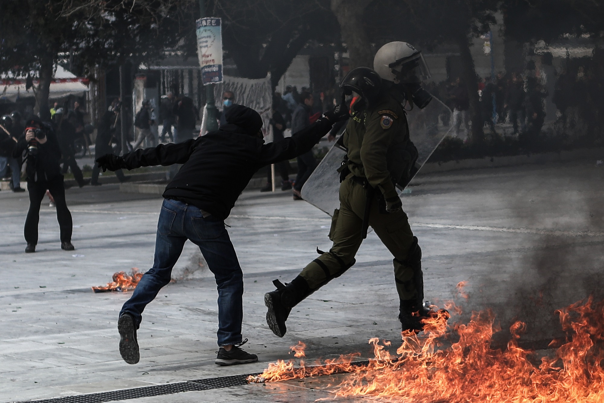 Επεισόδια αυτή την ώρα στα Προπύλαια