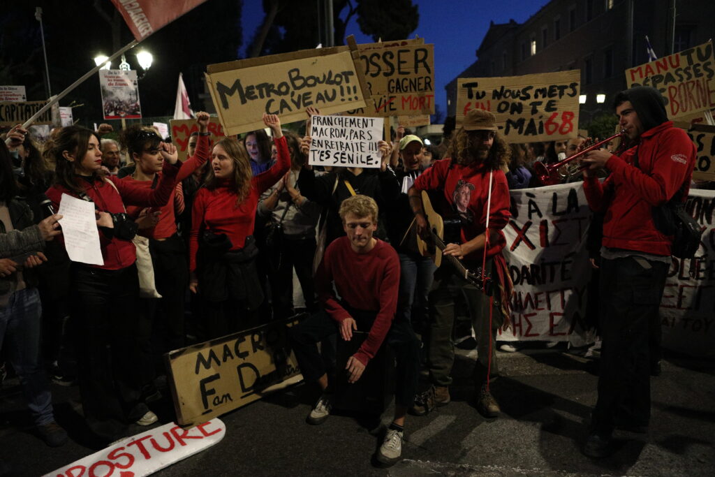 Συγκέντρωση έξω από τη γαλλική πρεσβεία στην Αθήνα – «Νίκη στους απεργούς της Γαλλίας»