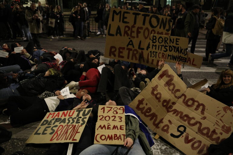 Συγκέντρωση έξω από τη γαλλική πρεσβεία στην Αθήνα – «Νίκη στους απεργούς της Γαλλίας»