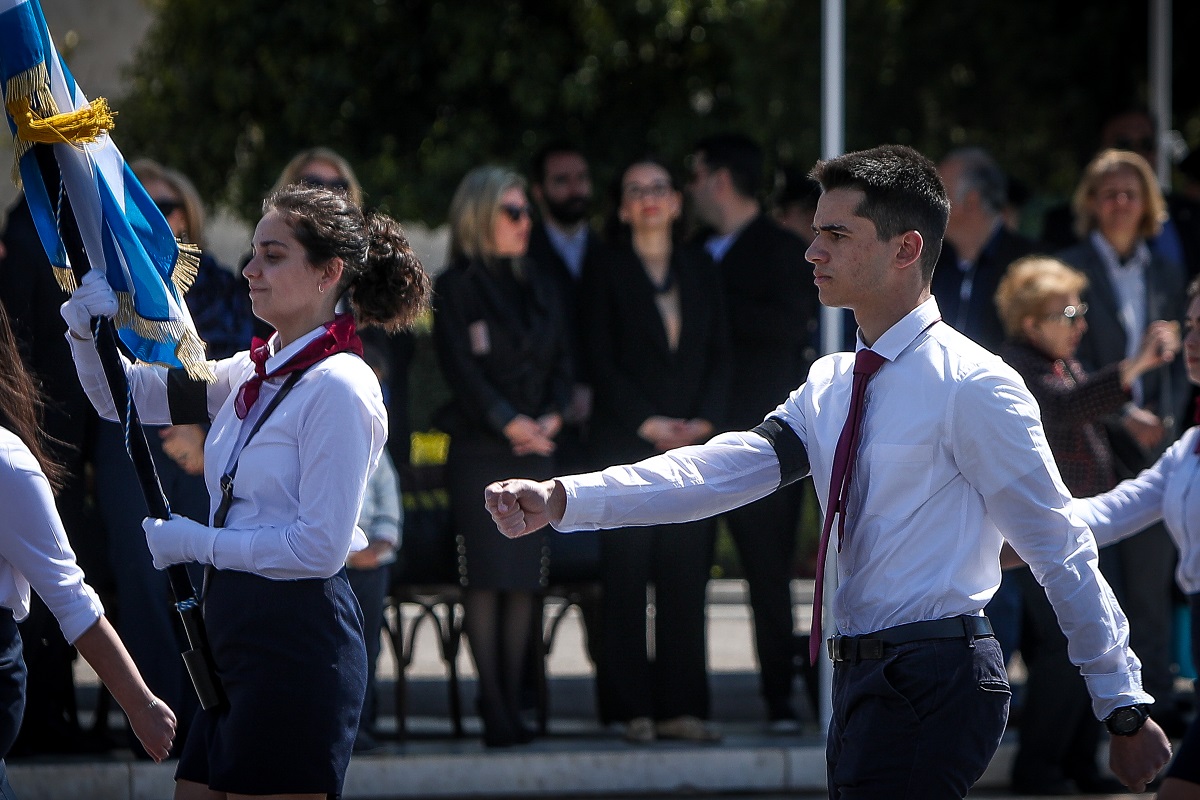 ΟΙ ΠΑΡΑΣΤΑΤΕΣ ΤΗΣ ΣΗΜΑΙΑΣ  ΜΑΘΗΤΕΣ ΚΑΙ ΜΑΘΗΤΡΙΕΣ ΤΟΥ 50ου ΛΥΚΕΙΟΥ ΜΕ ΜΑΥΡΑ ΠΕΡΙΒΡΑΧΙΟΝΙΑ ΕΙΣ ΕΝΔΕΙΞΗ ΠΕΝΘΟΥΣ ΓΙΑ ΤΟ ΔΥΣΤΥΧΗΜΑ ΣΤΑ ΤΕΜΠΗ / ΜΑΘΗΤΙΚΗ ΠΑΡΕΛΑΣΗ ΓΙΑ ΤΗΝ ΕΠΕΤΕΙΟ ΤΗΣ 25ης ΜΑΡΤΙΟΥ (ΒΑΣΙΛΗΣ ΡΕΜΠΑΠΗΣ/ EUROKINISSI)