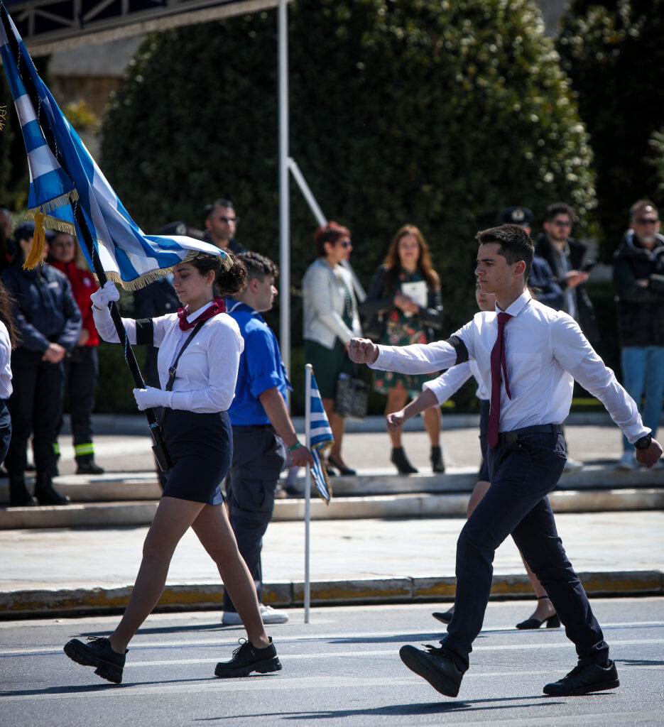 Επέτειος 25ης Μαρτίου: Παρέλαση πένθους από μαθητές για την τραγωδία στα Τέμπη