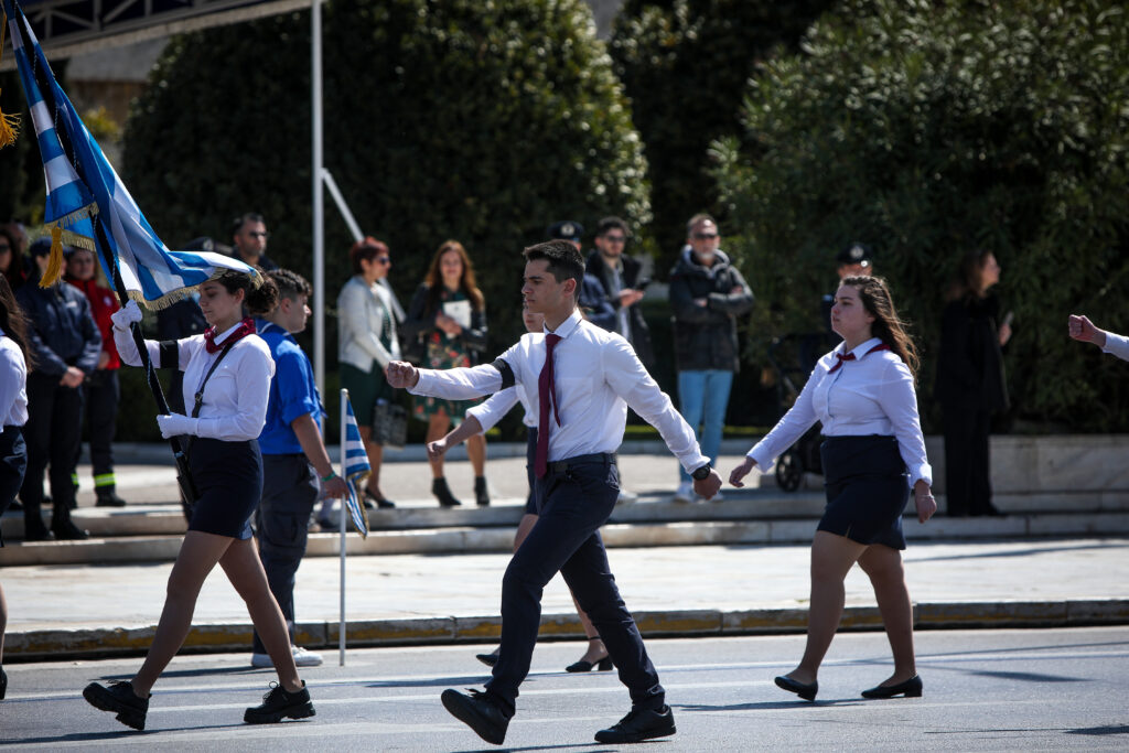 Επέτειος 25ης Μαρτίου: Παρέλαση πένθους από τους μαθητές για την τραγωδία στα Τέμπη