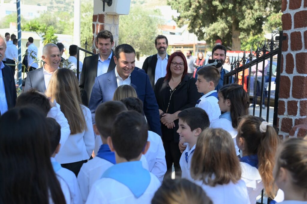 Σε προεκλογική τροχιά κυβέρνηση και κόμματα: Οι περιοδείες Μητσοτάκη και Τσίπρα