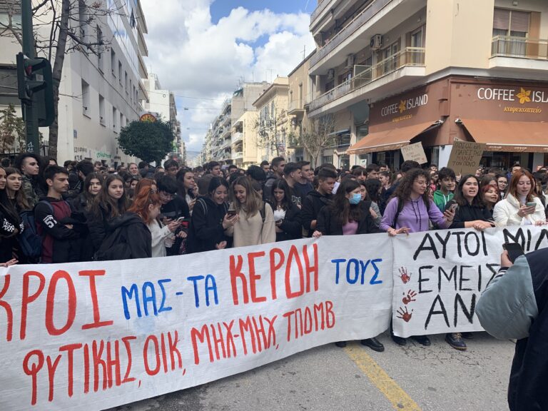Δυναμική διαμαρτυρία φοιτητών και μαθητών στον Βόλο για το τραγικό δυστύχημα στα Τέμπη (video & photos)
